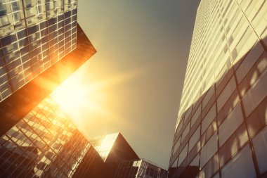 Gökdelen cam cepheler mavi gökyüzünde güneş ışınları ile parlak güneşli bir günde. Paris iş modern binalar La Defense bölge. Ekonomi, Maliye, iş etkinlik kavramı. Alt görünümü kadar
