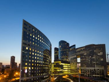 Paris iş modern binalar La Defense bölge. Gece cityscape gökdelenler cam cephe ile. Şehir ışıkları, kent mimarisi, çağdaş şehir hayatı. Ekonomi, mali etkinlik kavramı