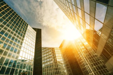 Gökdelen cam cepheler mavi gökyüzünde güneş ışınları ile parlak güneşli bir günde. Paris iş modern binalar La Defense bölge. Ekonomi, Maliye, iş etkinlik kavramı. Alt görünümü kadar