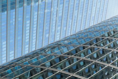 Gökdelenler Paris iş merkezi La Defense cephe cam. Kentsel mimari, modern ofis binaları. Arka plan gökyüzü yansıması ile. Şehir hayatı, Ekonomi ve mali kavramı