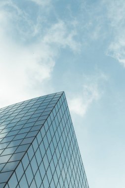 Gökdelenler Paris iş merkezi La Defense cephe cam. Kentsel mimari, modern ofis binaları. Arka plan gökyüzü yansıması ile. Şehir hayatı, Ekonomi ve mali kavramı
