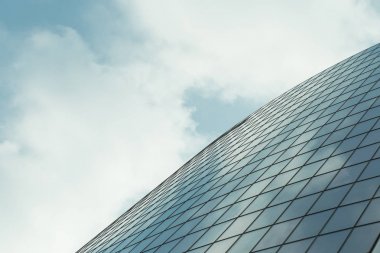 Gökdelenler Paris iş merkezi La Defense cephe cam. Kentsel mimari, modern ofis binaları. Arka plan gökyüzü yansıması ile. Şehir hayatı, Ekonomi ve mali kavramı