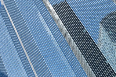 Gökdelenler Paris iş merkezi La Defense cephe cam. Kentsel mimari, modern ofis binaları. Arka plan gökyüzü yansıması ile. Şehir hayatı, Ekonomi ve mali kavramı