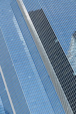 Gökdelenler Paris iş merkezi La Defense cephe cam. Kentsel mimari, modern ofis binaları. Arka plan gökyüzü yansıması ile. Şehir hayatı, Ekonomi ve mali kavramı