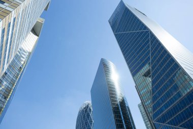 Paris iş içinde gökdelenler La Defense bölge. Cityscape modern binalar güneşli bir cam cephe ile. Kentsel mimari ve çağdaş şehir hayatı. Ekonomi, mali etkinlik kavramı