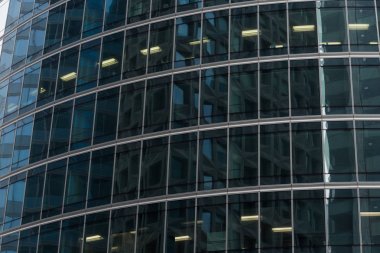 Gökdelenler Paris iş merkezi La Defense cephe cam. Kentsel mimari, modern ofis binaları. Arka plan gökyüzü yansıması ile. Şehir hayatı, Ekonomi ve mali kavramı