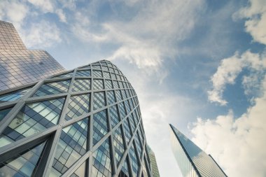 Paris iş içinde gökdelenler La Defense bölge. Cityscape modern binalar güneşli bir cam cephe ile. Kentsel mimari ve çağdaş şehir hayatı. Ekonomi, mali etkinlik kavramı