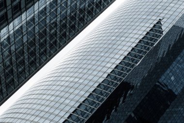 Gökdelenler Paris iş merkezi La Defense cephe cam. Kentsel mimari, modern ofis binaları. Arka plan gökyüzü yansıması ile. Şehir hayatı, Ekonomi ve mali kavramı