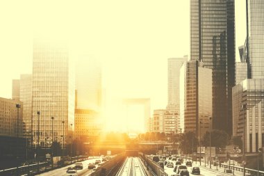 Modern binalar ve Paris iş dinamik sokak trafiğe La Defense bölge. Cam cephe gökdelenler gökyüzü güneş ışınları ile parlak güneşli bir günde. Ekonomi, finans ve şehir Rating kavramı