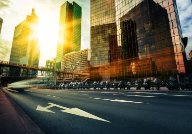 Paris iş modern binalar La Defense bölge. Cam cephe gökdelenler mavi gökyüzünde güneş ışınları ile parlak güneşli bir günde. Ekonomi, mali, ticari faaliyet ve şehir Rating kavramı