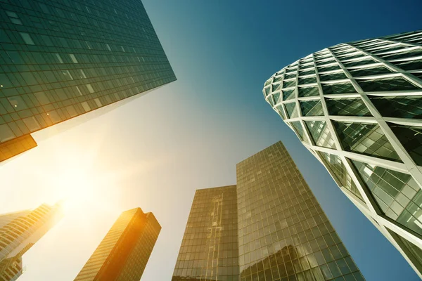 Gökdelen cam cepheler mavi gökyüzünde güneş ışınları ile parlak güneşli bir günde. Paris iş modern binalar La Defense bölge. Ekonomi, Maliye, iş etkinlik kavramı. Alt görünümü kadar