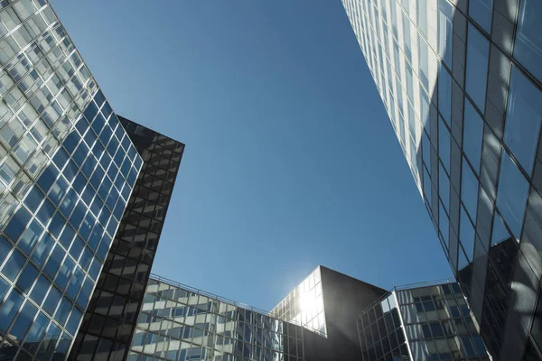 Paris iş içinde gökdelenler La Defense bölge. Cityscape modern binalar güneşli bir cam cephe ile. Kentsel mimari ve çağdaş şehir hayatı. Ekonomi, mali etkinlik kavramı