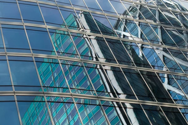 Wolkenkrabbers glazen gevels in Parijs zakencentrum La Defense. Stedelijke architectuur, moderne kantoorgebouwen. Abstracte achtergrond met hemel reflectie. Stad concept op het gebied van leven, economie en Financiën — Stockfoto