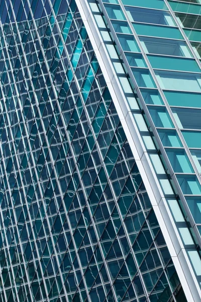 Wolkenkrabbers glazen gevels in Parijs zakencentrum La Defense. Stedelijke architectuur, moderne kantoorgebouwen. Abstracte achtergrond met hemel reflectie. Stad concept op het gebied van leven, economie en Financiën — Stockfoto