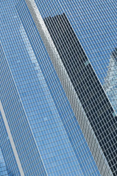 Gökdelenler Paris iş merkezi La Defense cephe cam. Kentsel mimari, modern ofis binaları. Arka plan gökyüzü yansıması ile. Şehir hayatı, Ekonomi ve mali kavramı