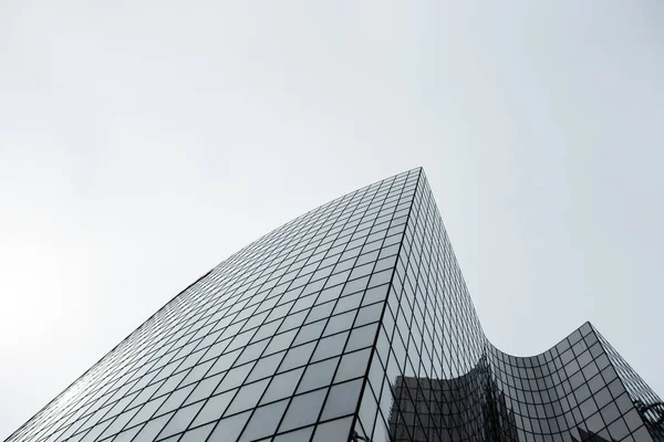 Wieżowce szklane fasady w centrum biznesowego Paris La Defense. Architektoniczne, nowoczesne biurowce. Tło z niebo odbicie. Gospodarka, finanse pojęcia działalności. Czarno-białe — Zdjęcie stockowe