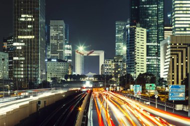 Paris iş içinde gökdelenler La Defense bölge. Avrupa gece cityscape dinamik sokak trafik, araba ışıklar ve modern binalar cam cephe ile. Ekonomi, Maliye, Ulaştırma kavramı. Tonda
