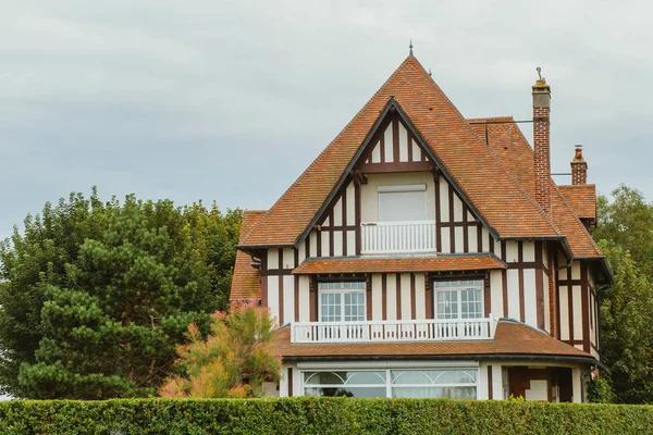 Ülke evleri ve sokakları Normandy, Fransa bölgesi. Güzel coutryside, yaşam tarzı ve tipik Fransız mimarisi ve ülke manzaraları.