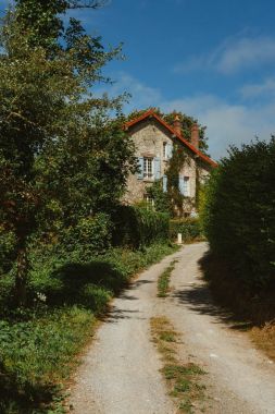 Mavi panjurlar ve Normandy, Fransa güneşli bir çakıl yol ile eski kır evi. Güzel kırsal, Fransız yaşam tarzı ve tipik Fransız mimarisi, Avrupa ülkesi manzara.