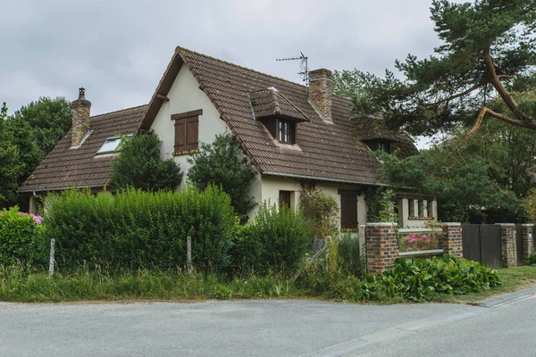 Venkovské domy s zelené ploty a ulice v regionu Normandie, Francie. Krásná krajina, životní styl a typické francouzské architektury, krajiny evropské země. — Stock fotografie