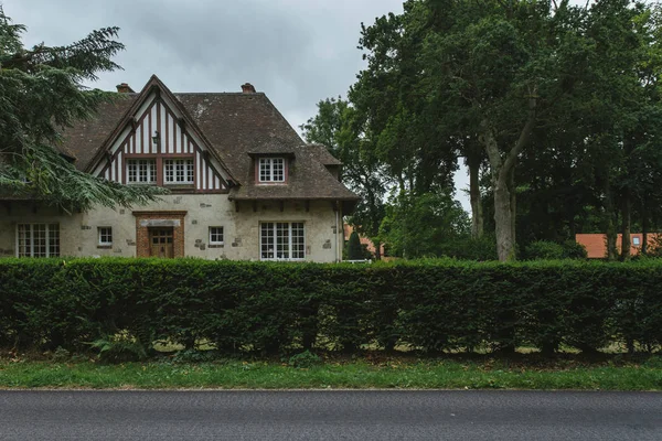Gospodarstwa wiejskie z zielonego ogrodzenia i ulice w regionie Normandia, Francja. Piękne krajobrazy, styl życia i typowe francuskiej architektury, Europejskiego kraju krajobrazy. — Zdjęcie stockowe