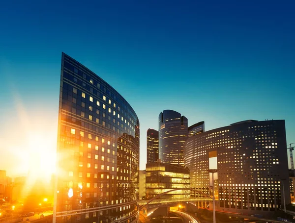 Skyskrapa glasfasader på en solig dag med solstrålar i den blå himlen. Moderna byggnader i Paris business stadsdelen La Defense. Stadsbyggnadskonst, ekonomi, finanser, aktivitet affärsidé. — Stockfoto