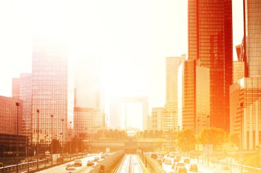Modern binalar ve Paris iş dinamik sokak trafiğe La Defense bölge. Cam cephe gökdelenler gökyüzü güneş ışınları ile parlak güneşli bir günde. Ekonomi, finans ve şehir Rating kavramı