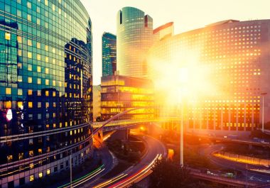 Paris iş modern binalar La Defense bölge. Cam cephe gökdelenler mavi gökyüzünde güneş ışınları ile parlak güneşli bir günde. Ekonomi, ticari faaliyet, yol ağ ve şehir trafik konsepti