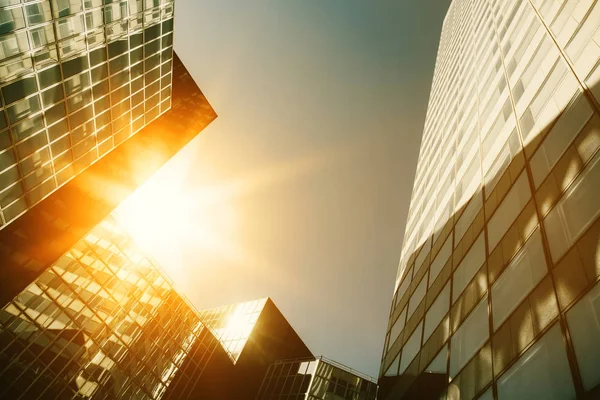 Gökdelen cam cepheler mavi gökyüzünde güneş ışınları ile parlak güneşli bir günde. Paris iş modern binalar La Defense bölge. Ekonomi, Maliye, iş etkinlik kavramı. Alt görünümü kadar