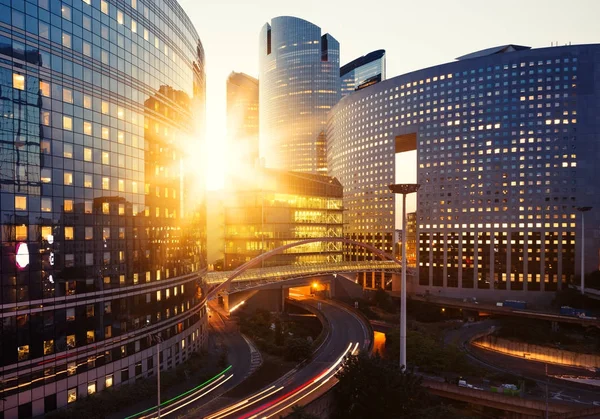 Gökdelen cam cepheler mavi gökyüzünde güneş ışınları ile parlak güneşli bir günde. Paris iş modern binalar La Defense bölge. Kentsel mimari, Ekonomi, finans, iş etkinlik kavramı.