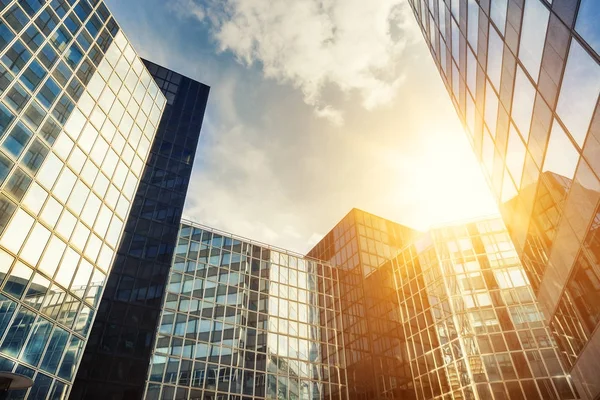 Gökdelen cam cepheler mavi gökyüzünde güneş ışınları ile parlak güneşli bir günde. Paris iş modern binalar La Defense bölge. Ekonomi, Maliye, iş etkinlik kavramı. Alt görünümü kadar