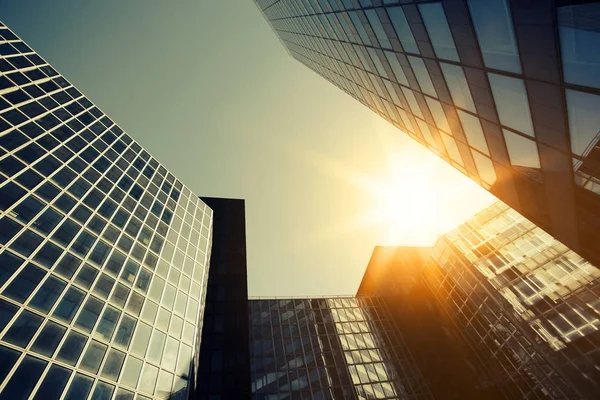 Gökdelen cam cepheler mavi gökyüzünde güneş ışınları ile parlak güneşli bir günde. Paris iş modern binalar La Defense bölge. Ekonomi, Maliye, iş etkinlik kavramı. Alt görünümü kadar