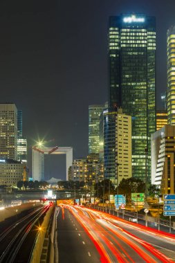 Paris iş içinde gökdelenler La Defense bölge. Avrupa gece cityscape dinamik sokak trafik, araba ışıklar ve modern binalar cam cephe ile. Ekonomi, Maliye, Ulaştırma kavramı. Tonda