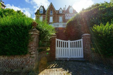 Ülke evleri ve sokakları Normandy, Fransa bölgesi. Güzel coutryside, yaşam tarzı ve tipik Fransız mimarisi ve ülke manzaraları.