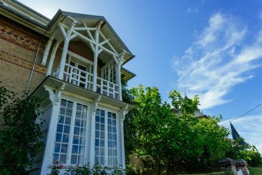 Normandy, Fransa güneşli bir bölgede yeşil çit ile kır evi. Güzel kırsal, Fransız yaşam tarzı ve tipik Fransız mimarisi, Avrupa ülkesi manzara.
