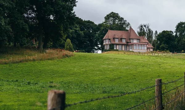 Yeşil bahçe ve çim Normandy, Fransa bölgesi ile kır evi. Güzel kırsal, Fransız yaşam tarzı ve tipik Fransız mimarisi, Avrupa ülkesi manzara.