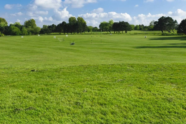 Algemeen beeld van een groene golfbaan op een zonnige dag. Idyllische zomer landschap. Sport, ontspanning, recreatie en vrije tijd concept — Stockfoto