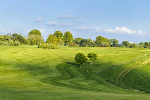 Vista general de un campo de golf verde en un día soleado brillante. Paisaje idílico de verano. Deporte, relax, recreación y ocio —  Fotos de Stock