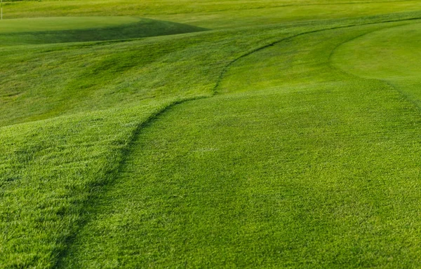 General view of a green golf course on a bright sunny day. Idyllic summer landscape. Sport, relax, recreation and leisure concept — Stock Photo, Image