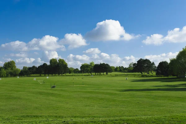 Vista general de un campo de golf verde en un día soleado brillante. Paisaje idílico de verano. Deporte, relax, recreación y ocio Fotos de stock