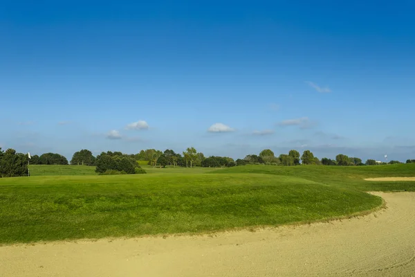 Widok ogólny na zielone pole golfowe na jasny, słoneczny dzień. Summer sielankowy krajobraz. Sport, relaks, Rekreacja i aktywny wypoczynek koncepcja — Zdjęcie stockowe