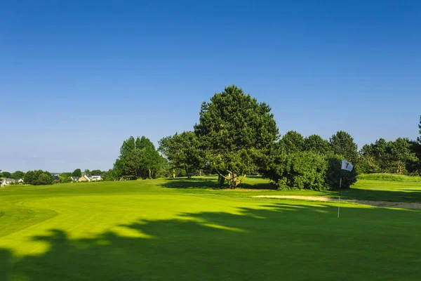 Allmän bild av en grön golfbana på en solig dag. Idylliska sommarlandskap. Sport, relax, rekreation och fritid-konceptet — Stockfoto