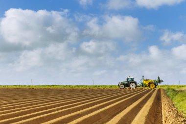 Normandy, Fransa için dikim bitkileri için hazırlanan sürülmüş tarım alanları. Bulutlu gökyüzü, Bahar, tarım arazileri ile kırsal manzara. Çevre dostu tarım ve sanayi tarım kavramı