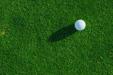 Yeşil sahasında golf topu. Yakın çekim. Üstten görünüm. Spor, sakin ol, rekreasyon ve eğlence kavramı