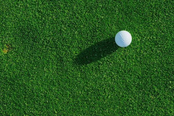 Pelota de golf en el campo verde. De cerca. Vista superior. Deporte, relax, recreación y ocio —  Fotos de Stock