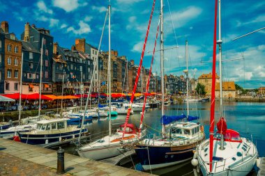 Yatlar quay bağlantı noktası Honfleur adlı, Fransa palamarla. Başarı, tatil, tatil, zengin, turizm, lüks, yaşam tarzı kavramları. Güneşli yaz, mavi gökyüzü