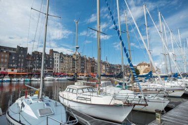 Yatlar quay bağlantı noktası Honfleur adlı, Fransa palamarla. Başarı, tatil, tatil, zengin, turizm, lüks, yaşam tarzı kavramları. Güneşli yaz, mavi gökyüzü