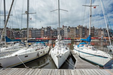 Yatlar quay bağlantı noktası Honfleur adlı, Fransa palamarla. Başarı, tatil, tatil, zengin, turizm, lüks, yaşam tarzı kavramları. Güneşli yaz, mavi gökyüzü