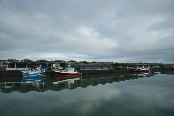 Bir limanındaki balıkçı tekneleri. Trol Balıkçılık sonra. Balıkçılık endüstrisi, balıkçılık. Dieppe, Normandy için deniz ürünleri için ticari gemi — Stok fotoğraf