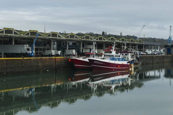 Fiskerfartøjer i en havn. Trawler efter fiskeri. Fiskeriindustri, fiskeri. Kommercielt skib for seafoods i Dieppe, Normandiet - Stock-foto
